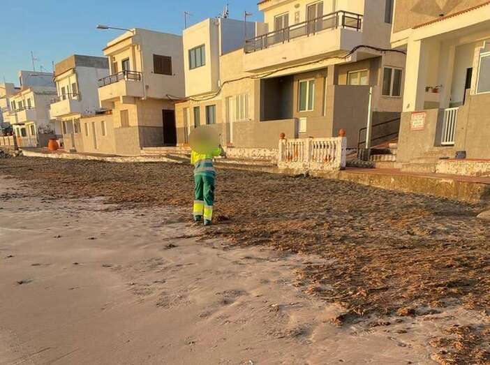 Operario de Limpieza en la playa de Ojos de Garza/TA.